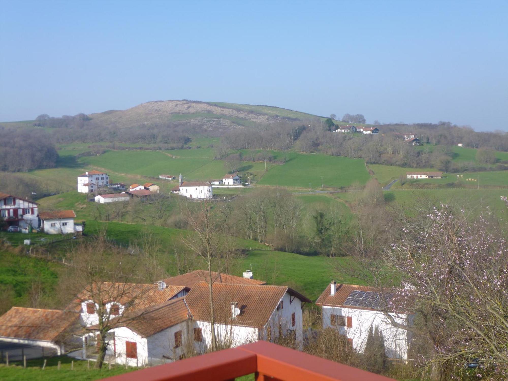 Appartement Au Coeur Du Pays Basque : Vue Superbe Saint-Esteben Exterior photo